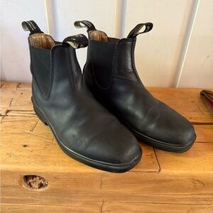 Blundstone chisel toe boots size 6